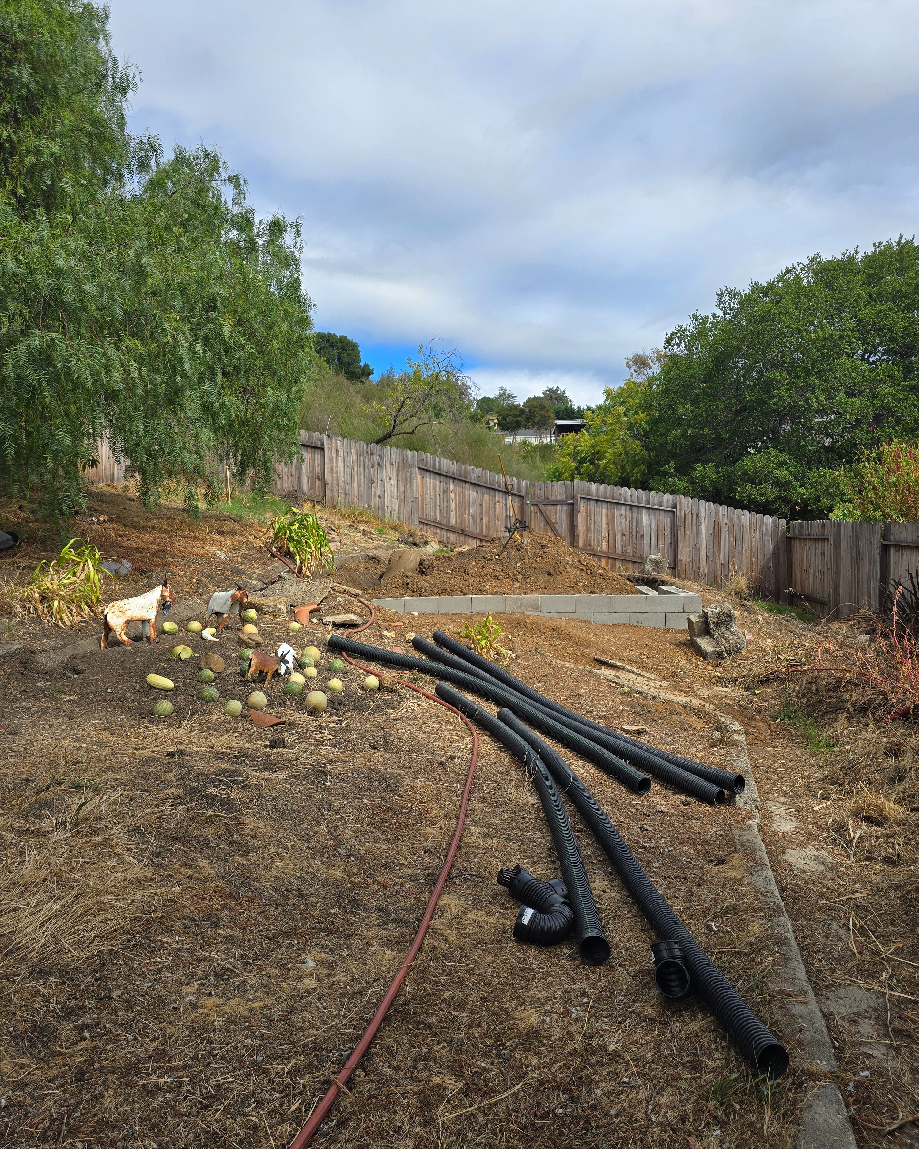 Retaining wall with drainage preparation